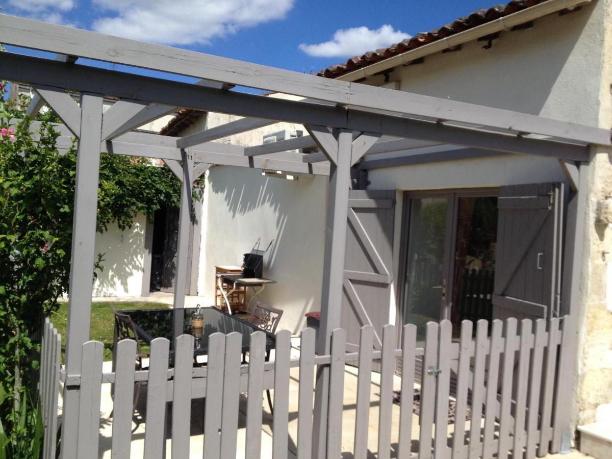 Studio Avec Piscine Privee Jardin Clos Et Wifi A Saint Jean D'Angely エクステリア 写真